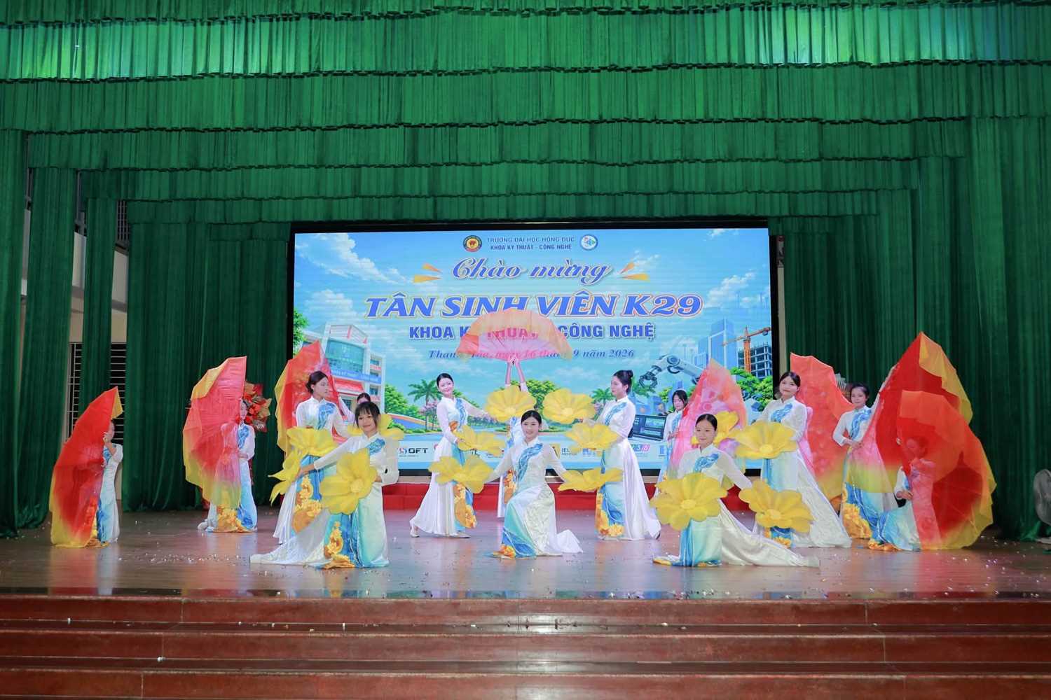 TƯNG BỪNG ĐÊM HỘI CHÀO TÂN SINH VIÊN K29 CỦA KHOA KỸ THUẬT - CÔNG NGHỆ